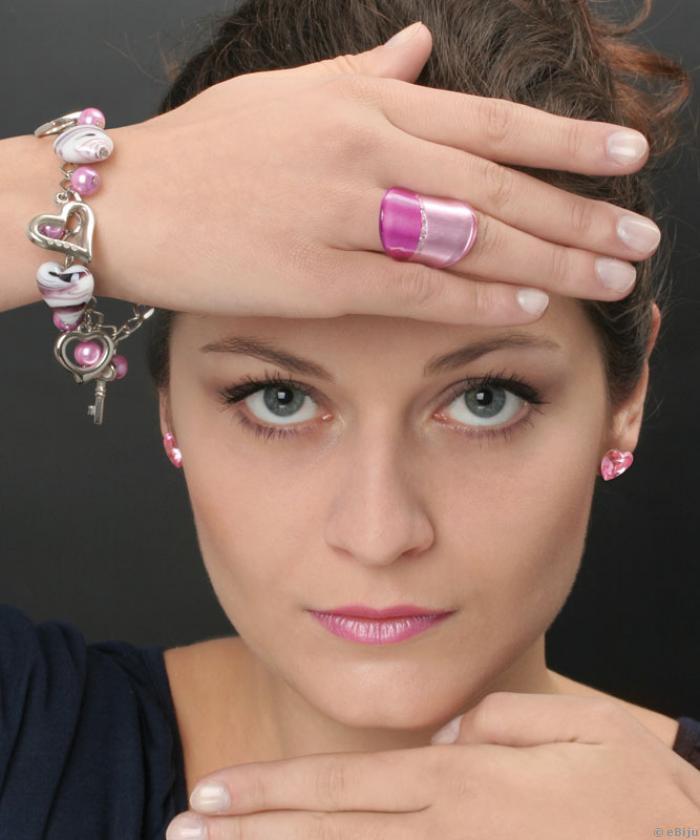 Rózsaszín gyűrű ezüst színű csíkkal, akril