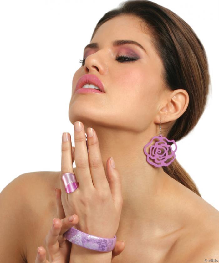 Rózsaszín gyűrű ezüst színű csíkkal, akril