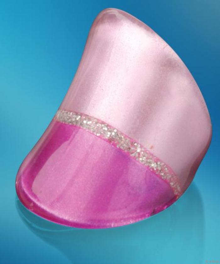 Rózsaszín gyűrű ezüst színű csíkkal, szintetikus anyagból (méret: 18 mm)