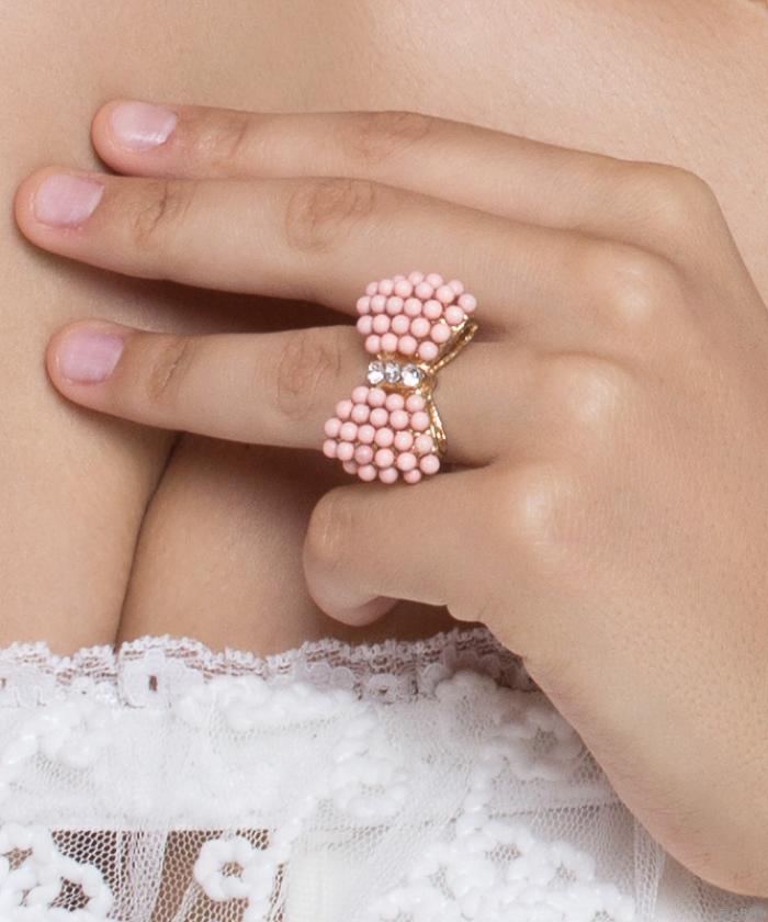 Rózsaszín masni gyűrű gyöngyökkel és kristályokkal