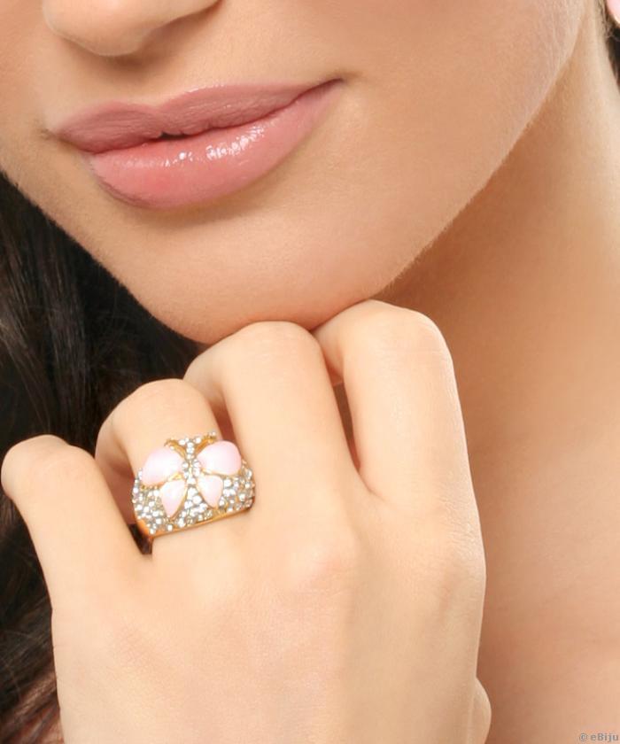 Rózsaszín pillangós gyűrű fehér kristályokkal