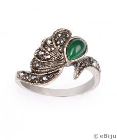 Stilizált legyező gyűrű, zöld kővel