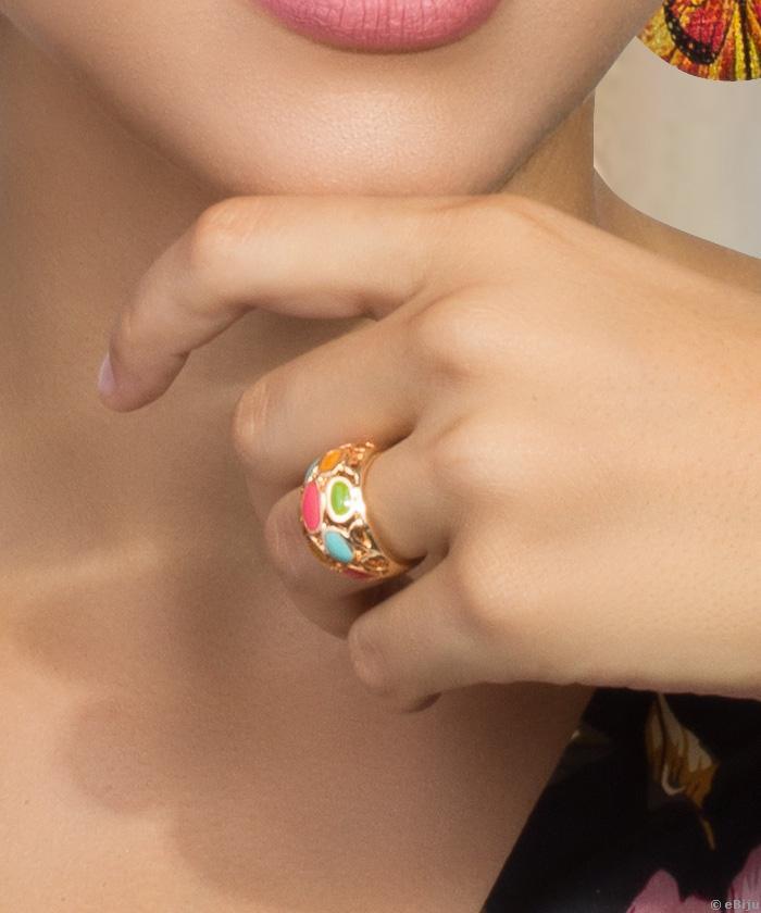 Színes gyűrű aranyszínű lakkozott fém