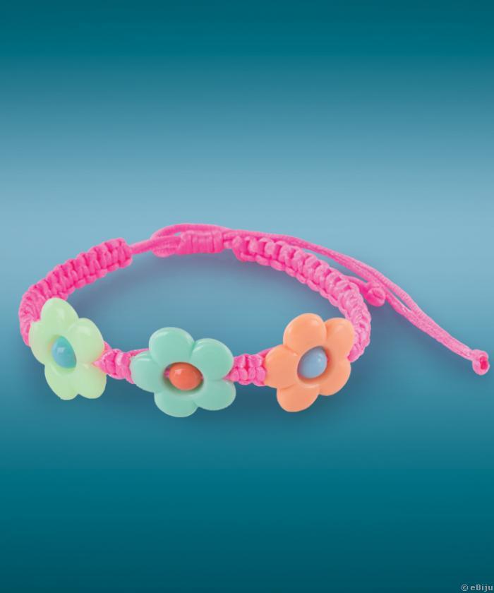 Színes virágos kislány  karkötő, rózsaszín fonott textilből