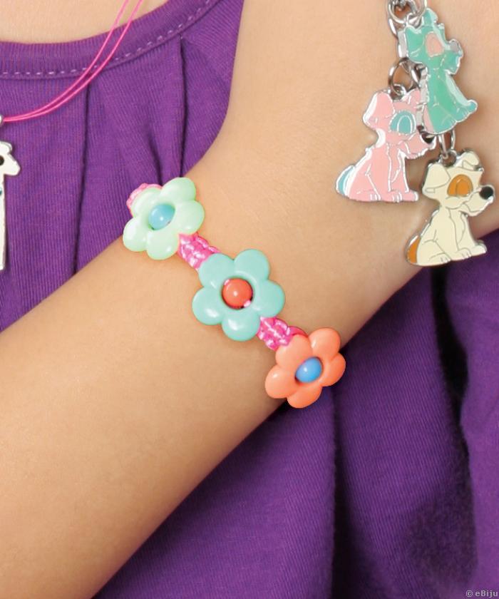 Színes virágos kislány  karkötő, rózsaszín fonott textilből