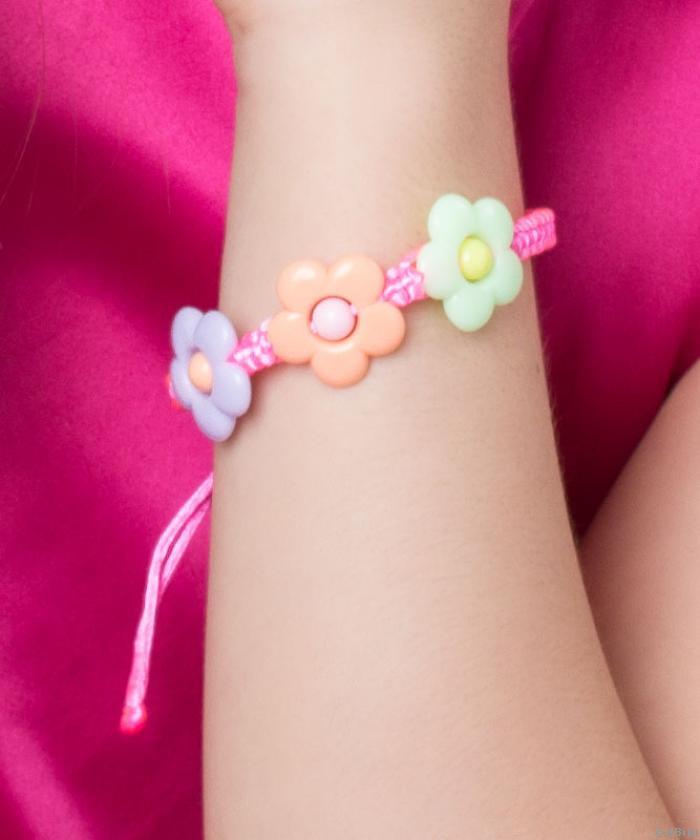 Színes virágos kislány  karkötő, rózsaszín fonott textilből