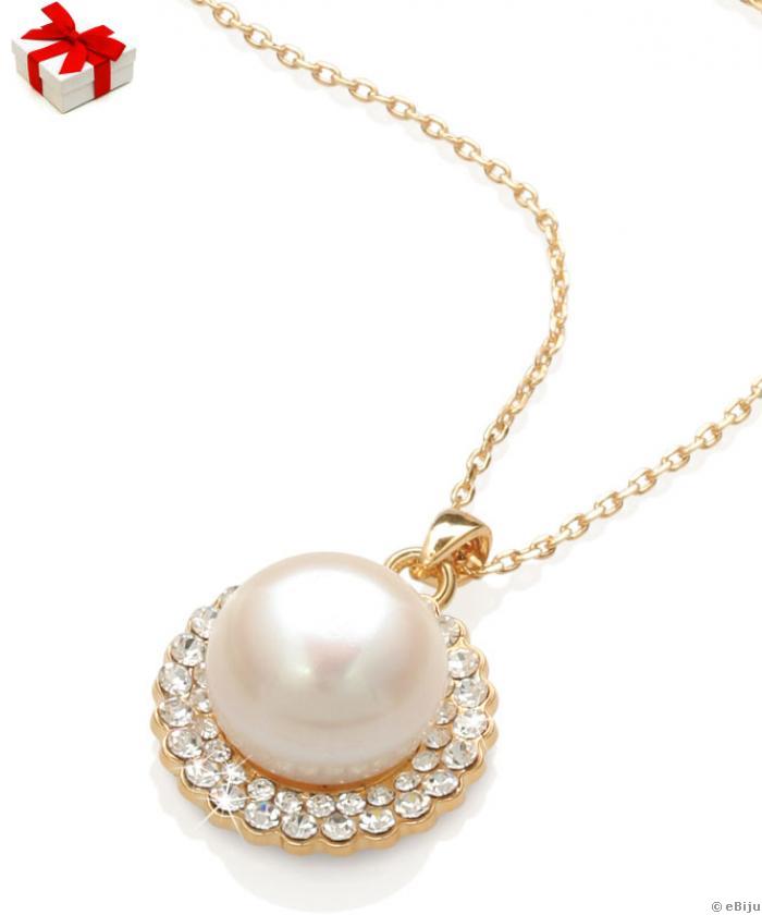 Tenyésztett gyöngy medál fehér Swarovski kristályokkal, aranyszínű láncon.
