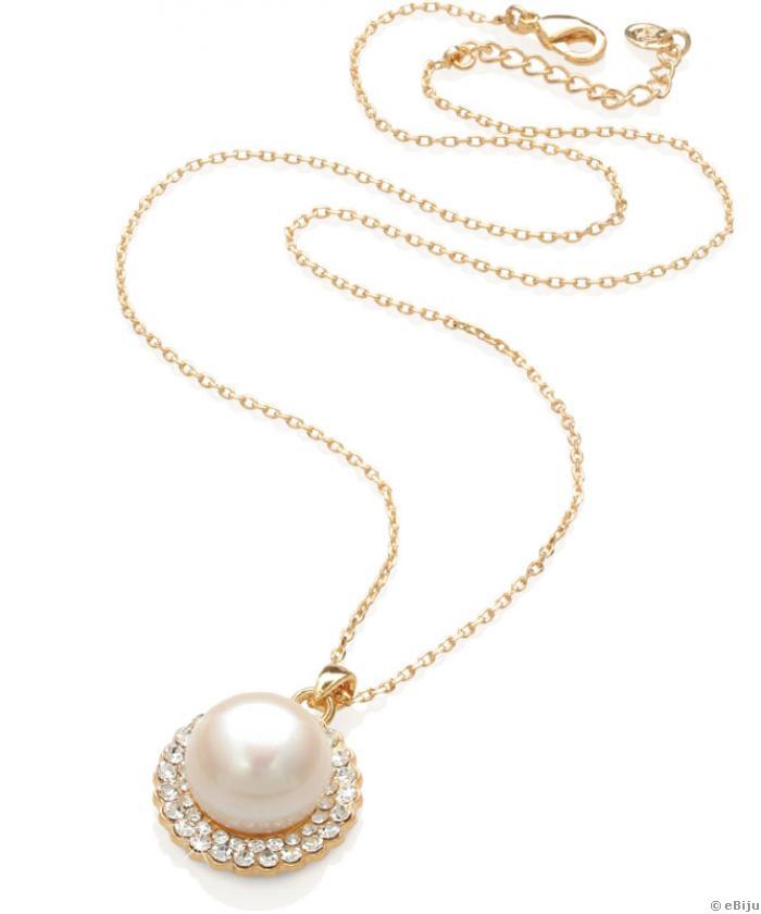 Tenyésztett gyöngy medál fehér Swarovski kristályokkal, aranyszínű láncon.