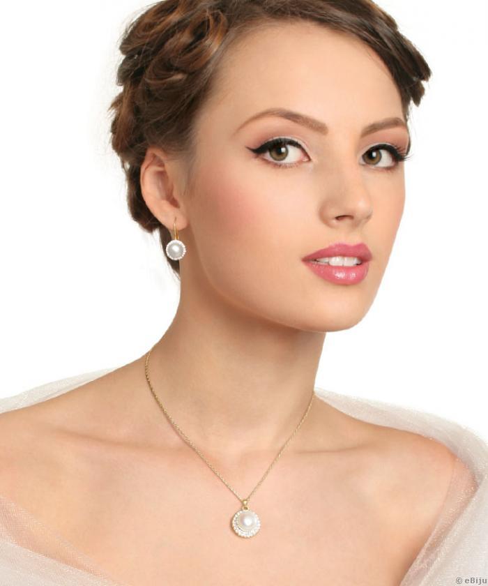 Tenyésztett gyöngy medál fehér Swarovski kristályokkal, aranyszínű láncon.