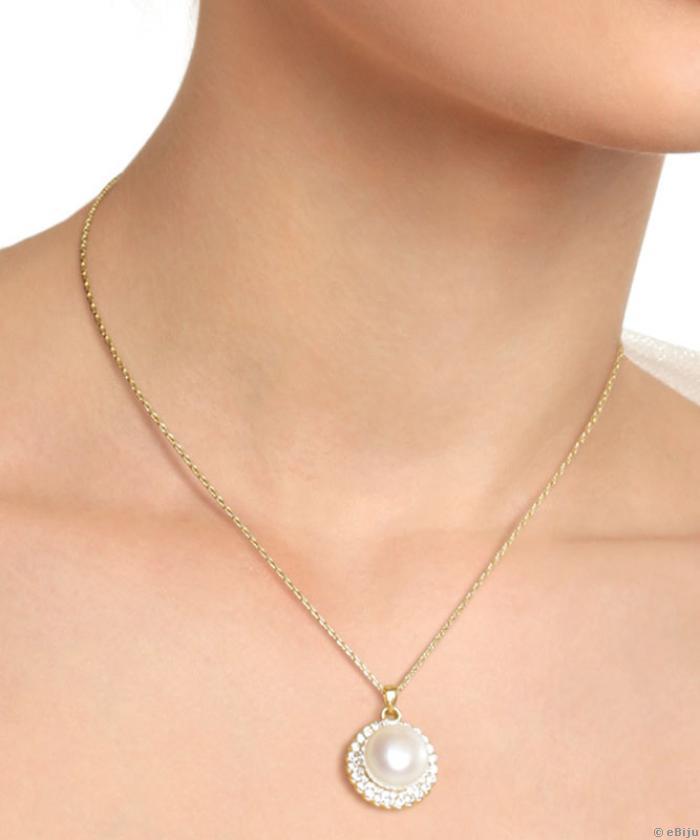 Tenyésztett gyöngy medál fehér Swarovski kristályokkal, aranyszínű láncon.