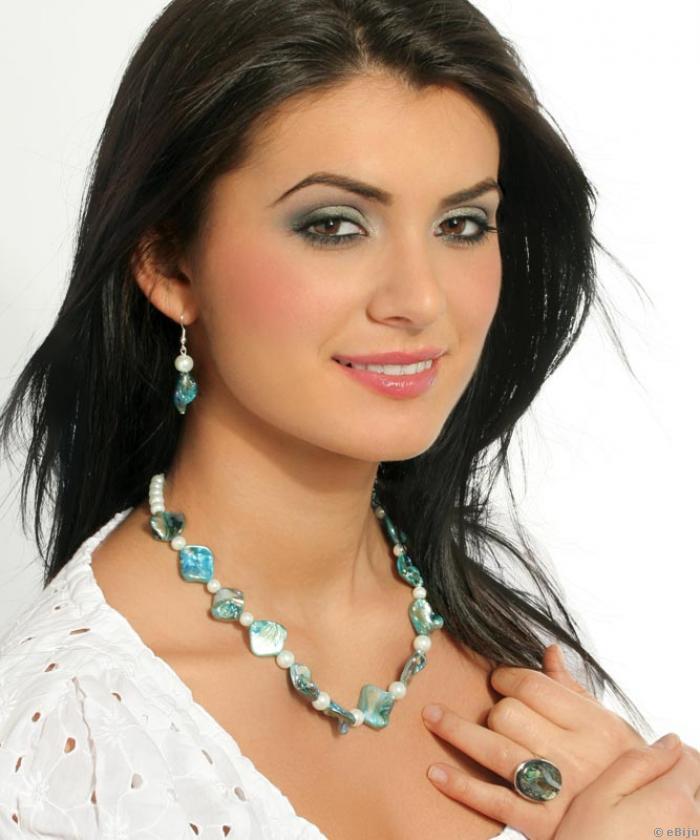 Türkiz gyöngyház nyaklánc fehér üveggyöngyökkel