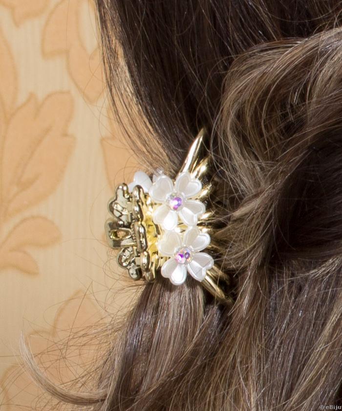 ÚJRACSOMAGOLT Aranyszínű hajcsat, gyöngyházfényű fehér virágokkal