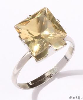 Világos aranszínű, négyzet alakú kristályos gyűrű