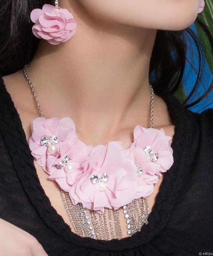 Világos rózsaszín virágos nyaklánc textilből, fehér kristályokkal