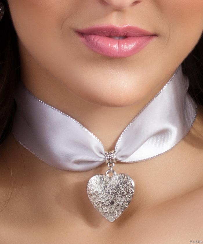 Világosszürke choker, szív medállal