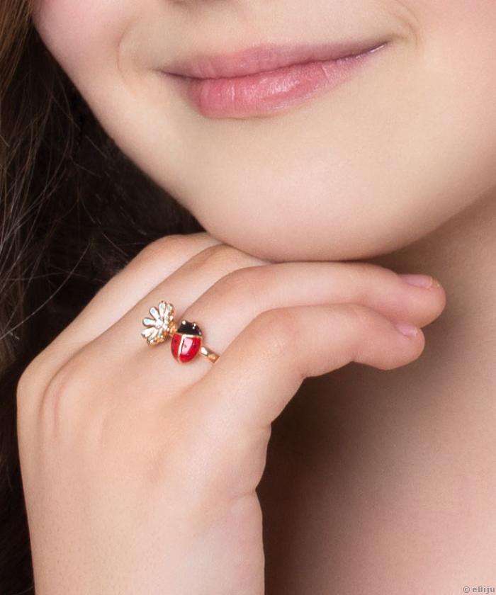 Virág és katicabogár gyűrű, aranyszínű zománcozott fém