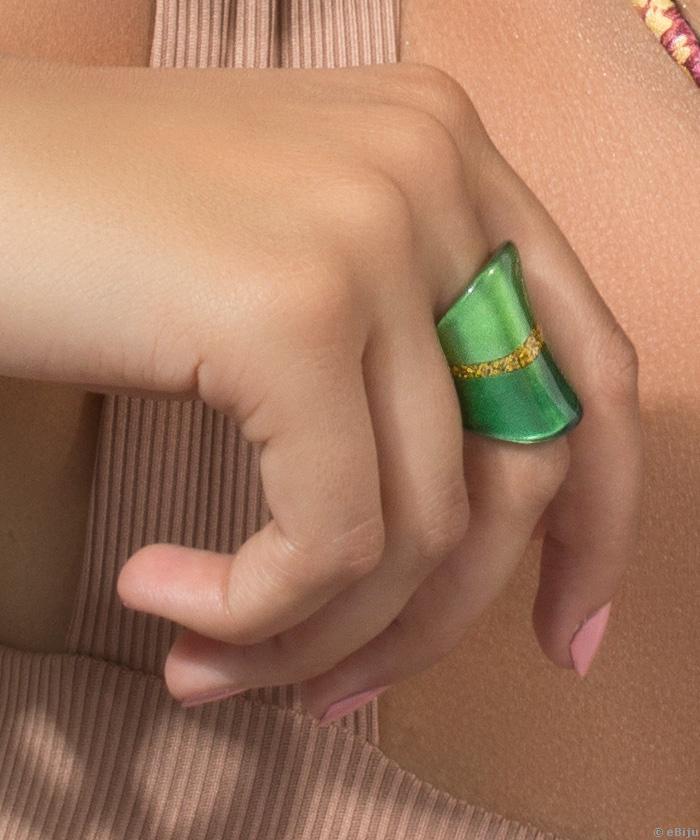 Zöld gyűrű aranyszínű sávval