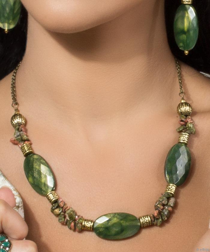 Zöld nyakék, fazettált akril aranyszínű gyöngyökkel és  unakit kövekkel